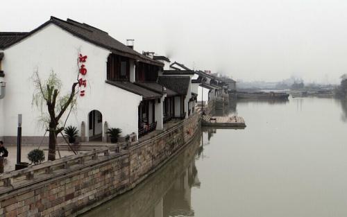 柳岩恋情曝光？神秘男子贴心陪伴，共度甜蜜时光